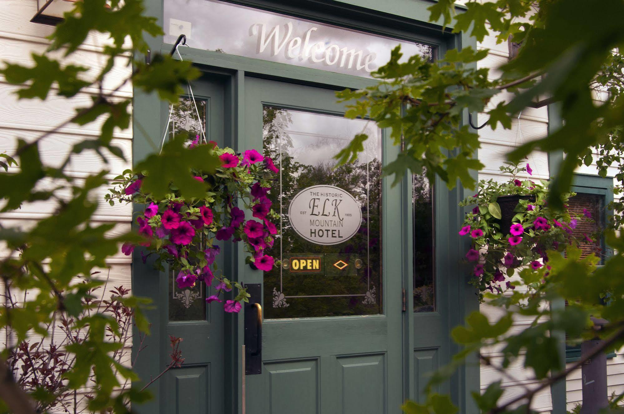 The Historic Elk Mountain Hotel Bagian luar foto