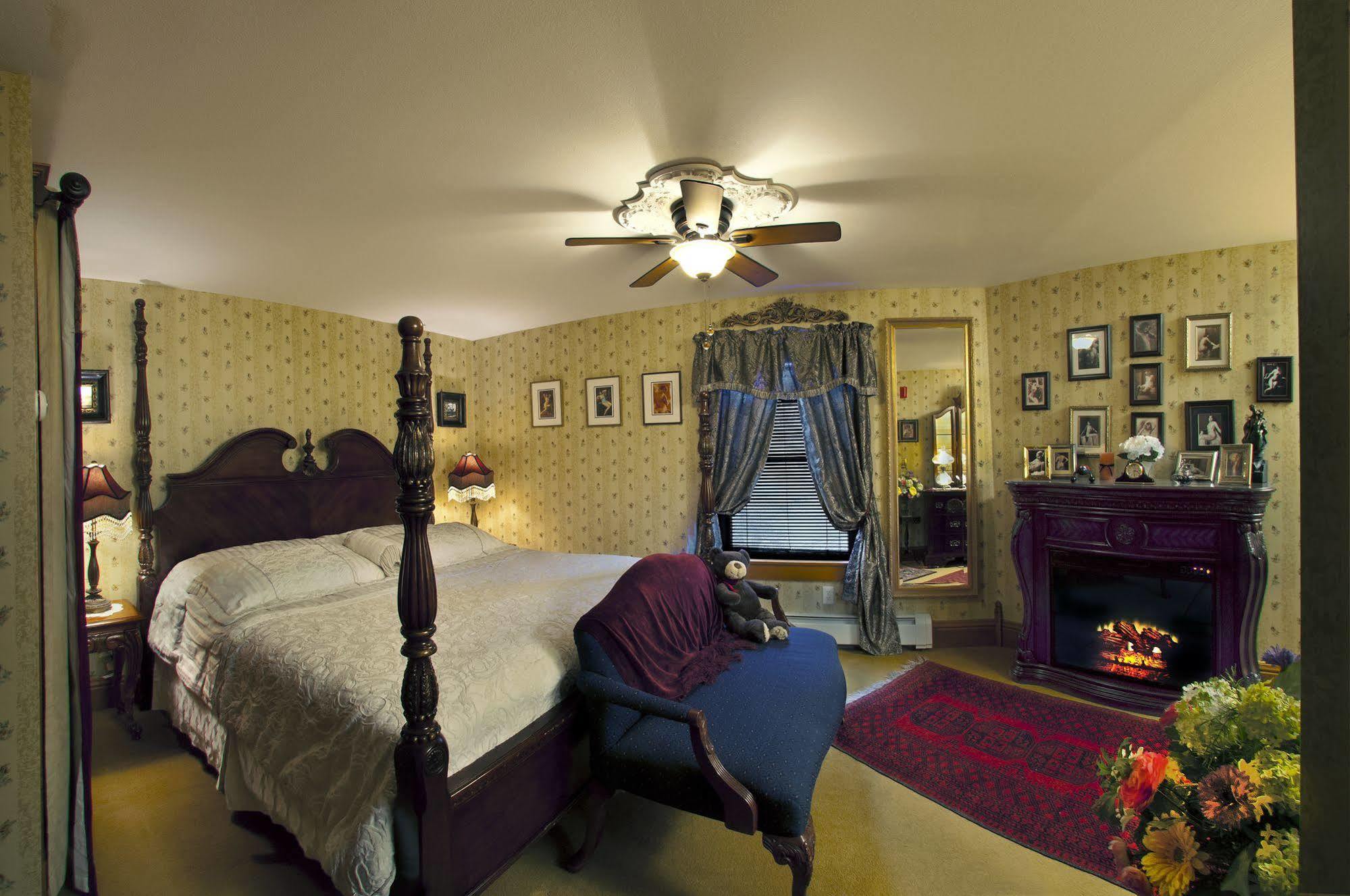 The Historic Elk Mountain Hotel Bagian luar foto